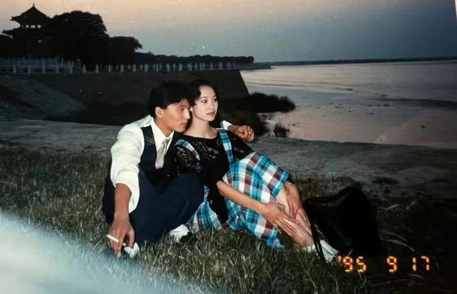 一顿饭花三四万，三十万直接路边撒？小时代出第五部了？