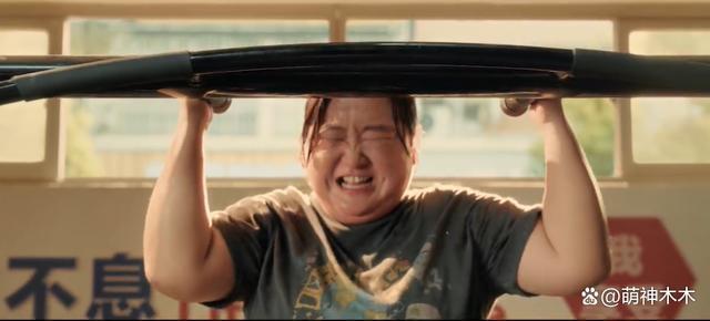 贾玲电影新海报大特写五官挤变形，被吐槽过度贩卖焦虑