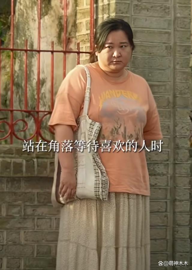 贾玲电影新海报大特写五官挤变形，被吐槽过度贩卖焦虑