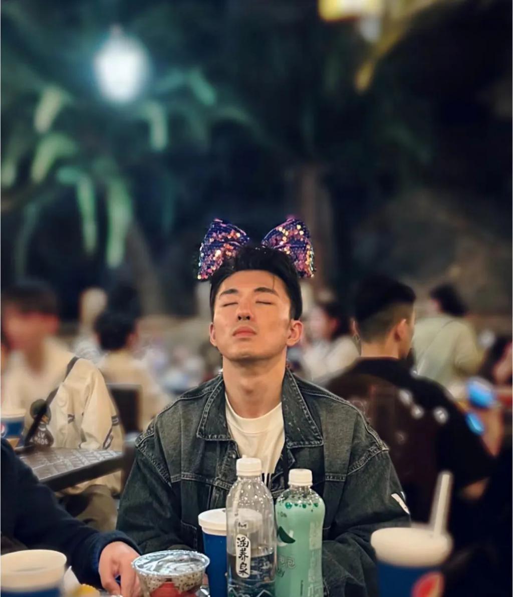 还记得《甄嬛传》里一直长高的三阿哥吗？竟是个搞笑男？