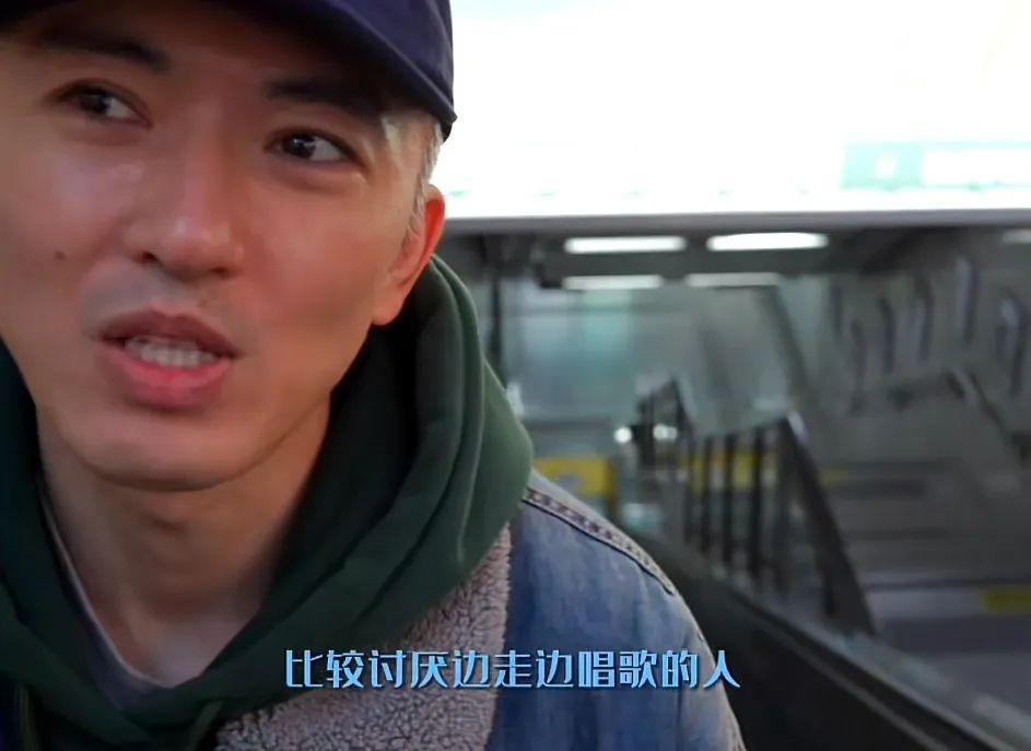 还记得《甄嬛传》里一直长高的三阿哥吗？竟是个搞笑男？