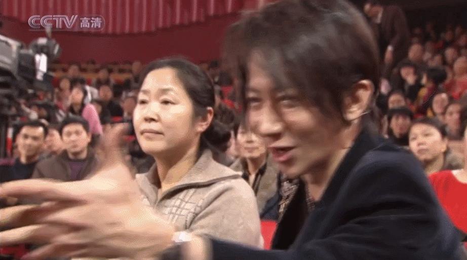 杨幂春晚彩排完被陌生男摸头，粉丝怒斥工作室不作为