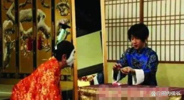 杨幂春晚彩排完被陌生男摸头，粉丝怒斥工作室不作为