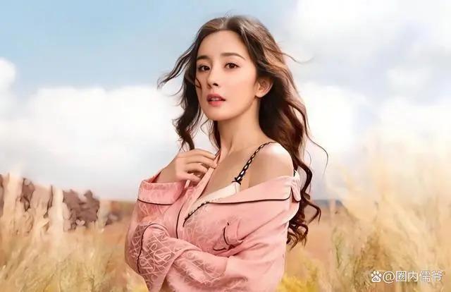 杨幂春晚彩排完被陌生男摸头，粉丝怒斥工作室不作为