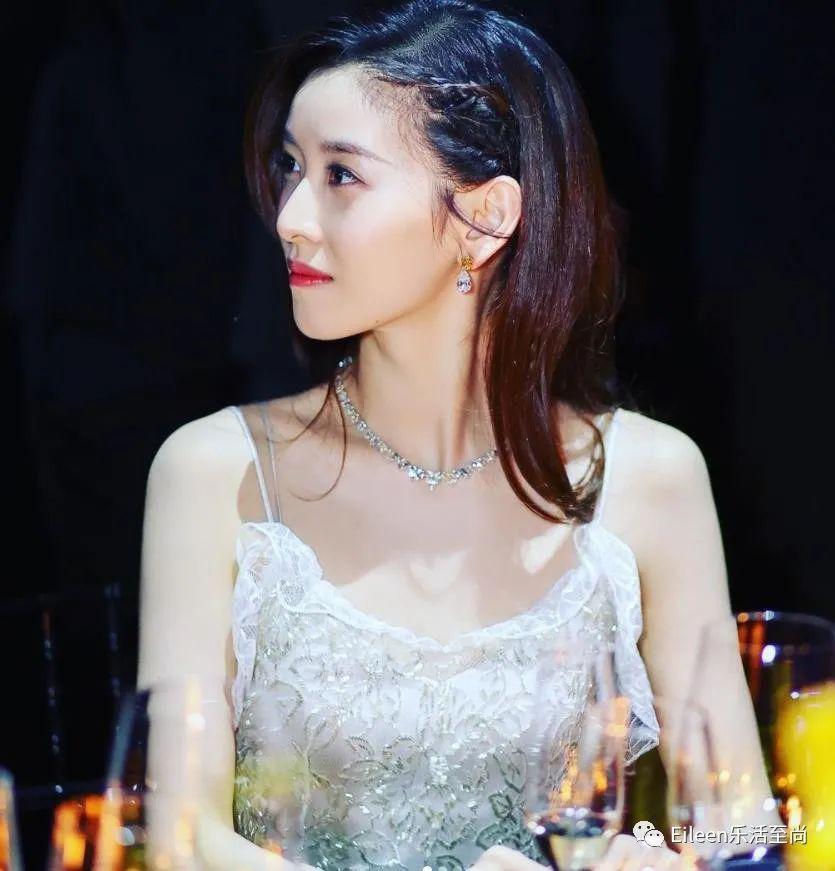 奶茶妹妹身家六百亿？生完二胎她又如何打进顶级名媛圈？