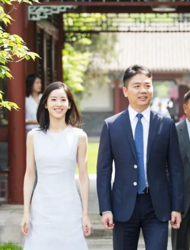 奶茶妹妹身家六百亿？生完二胎她又如何打进顶级名媛圈？