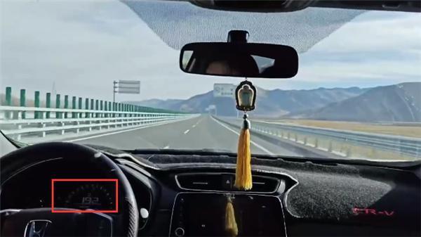 本田CR-V一脚油门狂飙192km/h发朋友圈炫耀 扣12分、罚2000元