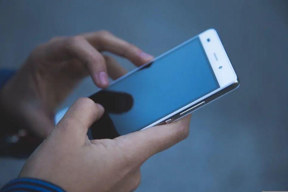 贴了防窥膜，但别人还是会看到我的手机屏幕