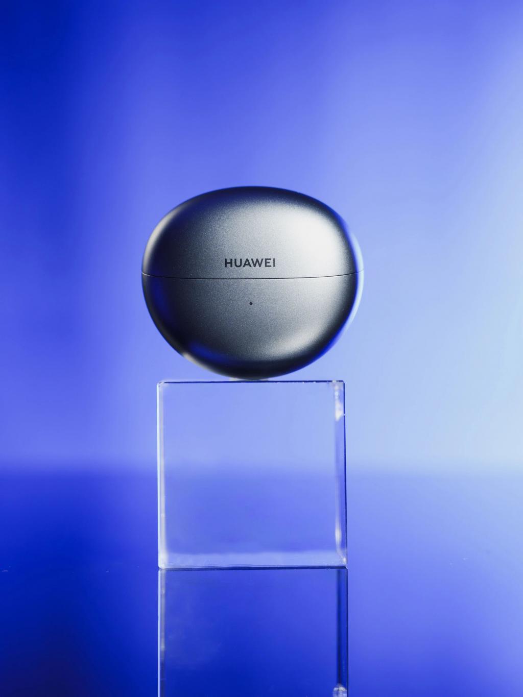 体验完华为这款夹耳朵上的耳机，我觉得它卖1299也合理。