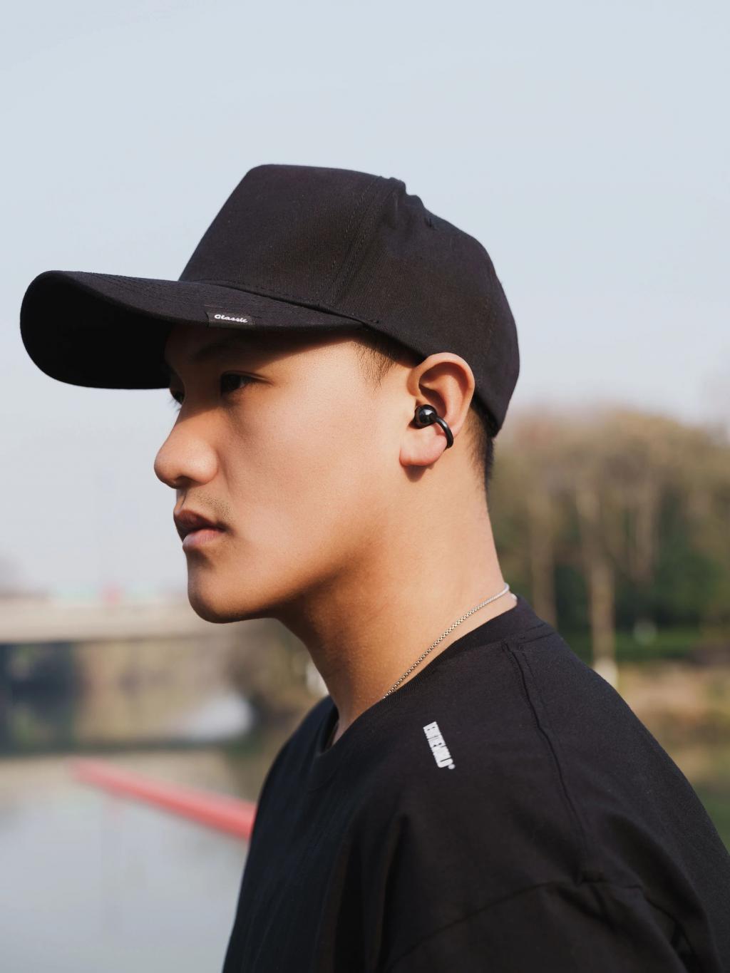 体验完华为这款夹耳朵上的耳机，我觉得它卖1299也合理。