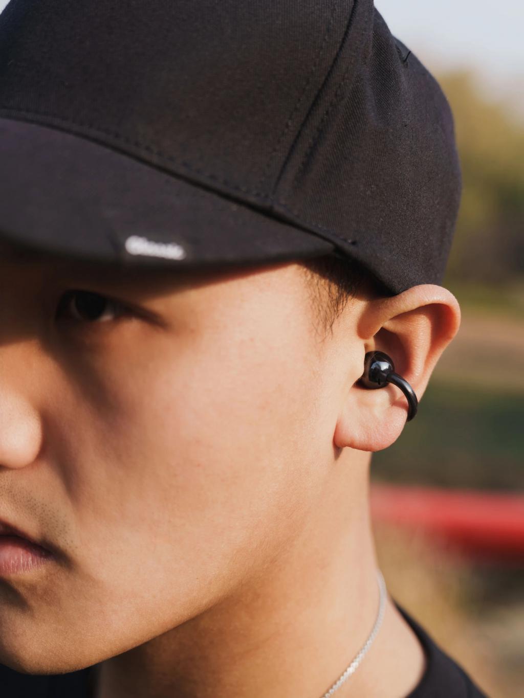 体验完华为这款夹耳朵上的耳机，我觉得它卖1299也合理。