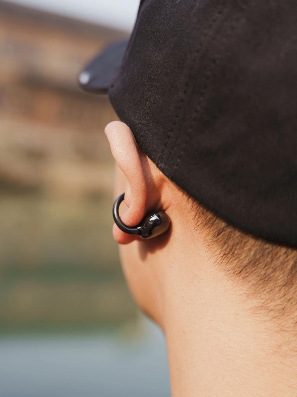 体验完华为这款夹耳朵上的耳机，我觉得它卖1299也合理。