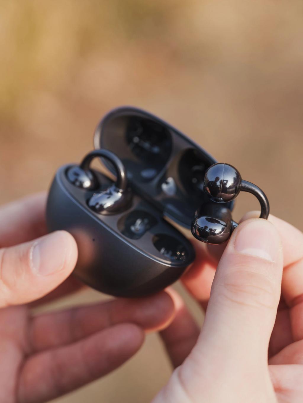 体验完华为这款夹耳朵上的耳机，我觉得它卖1299也合理。