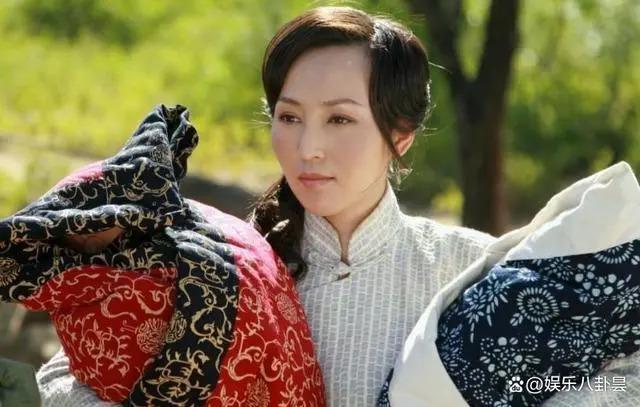 她与导演裸婚，在地下室连生3胎，丈夫用7部剧将她捧红
