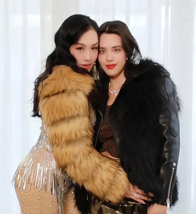 钟丽缇3个女儿太会长，大女二女性感高级，小女儿最像妈