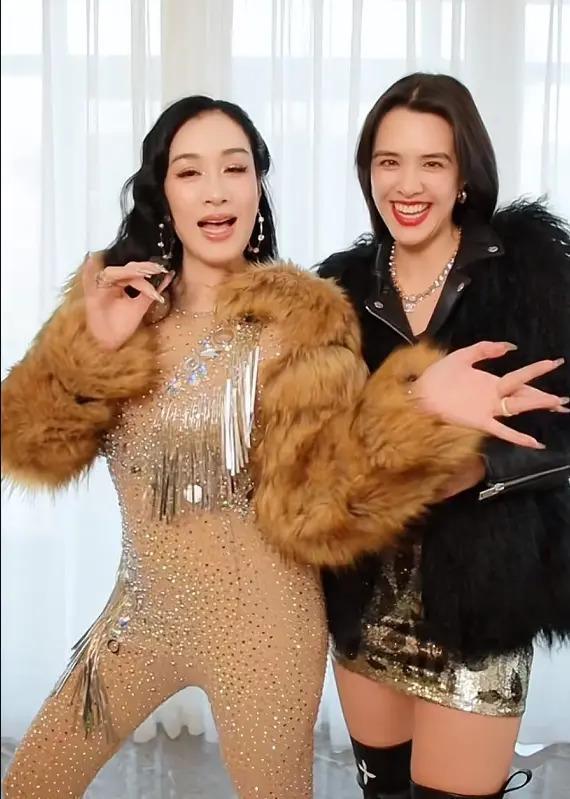 钟丽缇3个女儿太会长，大女二女性感高级，小女儿最像妈