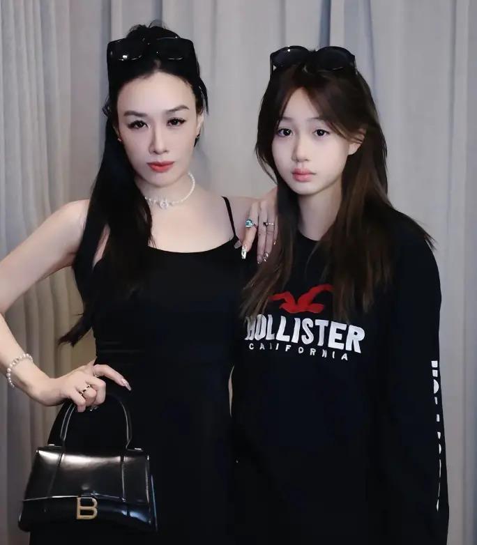 钟丽缇3个女儿太会长，大女二女性感高级，小女儿最像妈