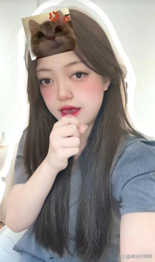 20岁网红摆摆去世，患克鲁宗综合征，因长相被网暴