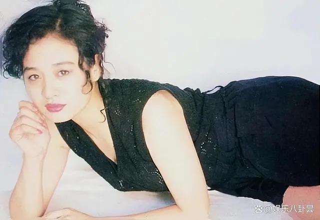 曾经红过巩俐，却爱错了人，婚后丈夫“拒认”亲生儿子