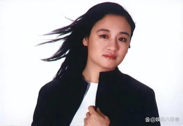 曾经红过巩俐，却爱错了人，婚后丈夫“拒认”亲生儿子