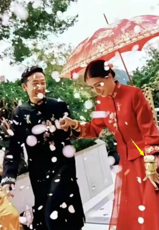 林峰受伤！拄拐现身曝受伤原因，吴千语施伯雄新疆秀恩爱