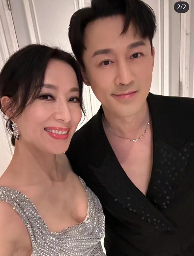林峰受伤！拄拐现身曝受伤原因，吴千语施伯雄新疆秀恩爱