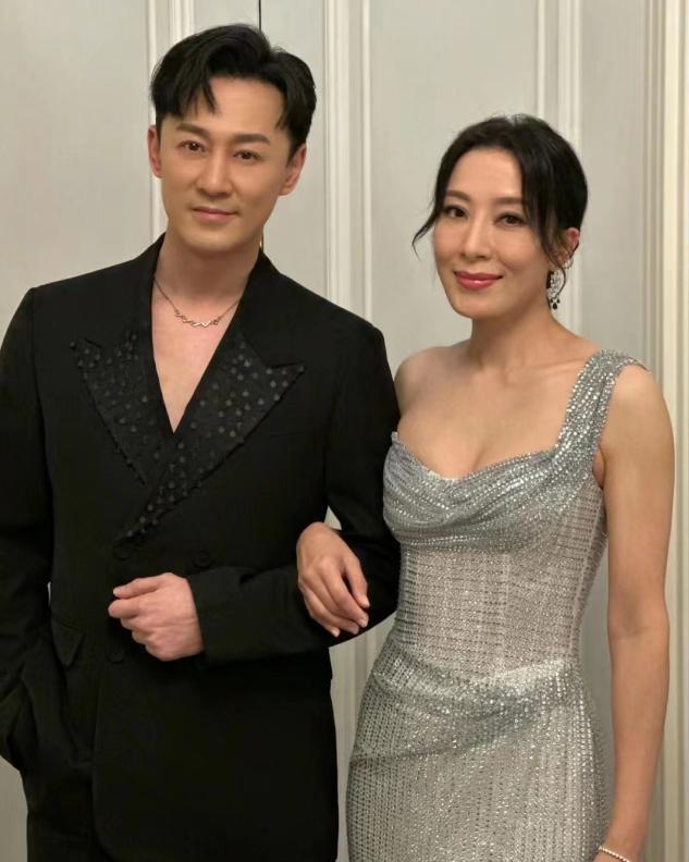 林峰受伤！拄拐现身曝受伤原因，吴千语施伯雄新疆秀恩爱
