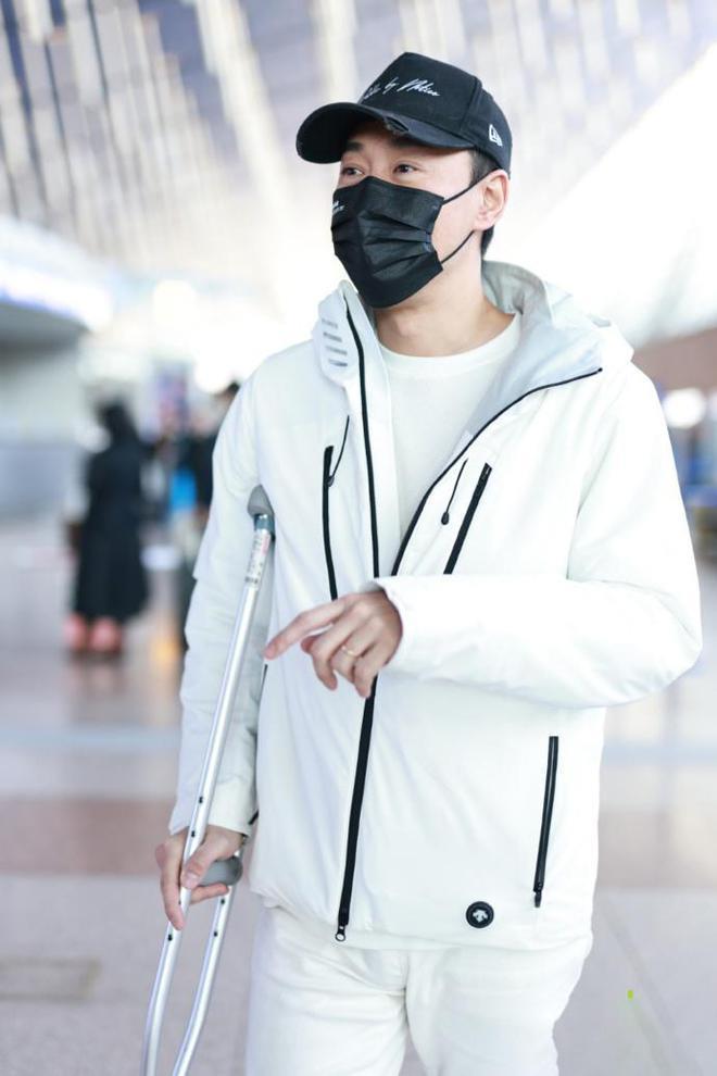 林峰受伤！拄拐现身曝受伤原因，吴千语施伯雄新疆秀恩爱