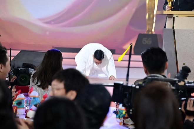 TVB颁奖礼后台：高海宁下跪，黄宗泽豪饮，陈豪热吻