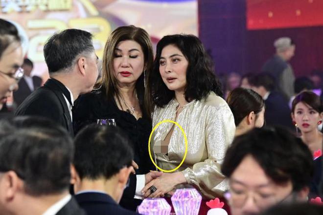 TVB颁奖礼后台：高海宁下跪，黄宗泽豪饮，陈豪热吻