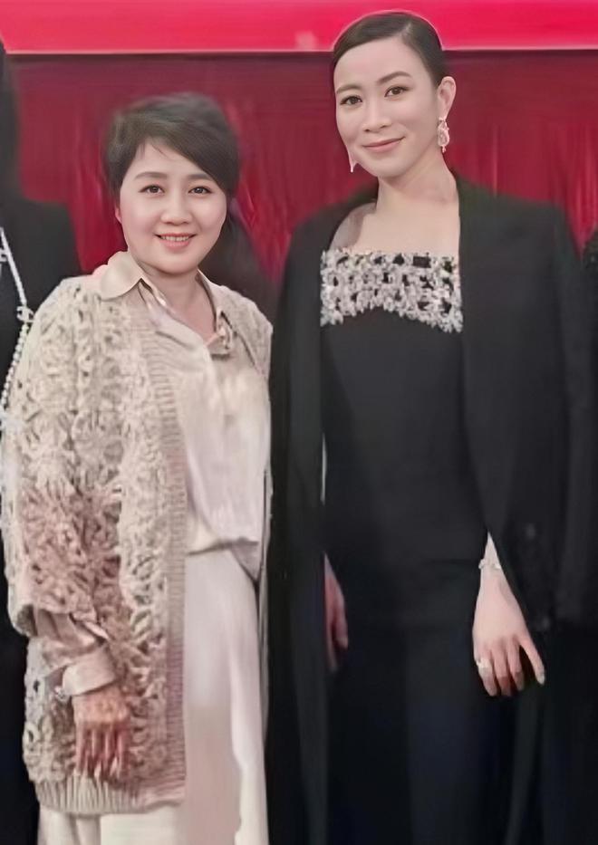 TVB颁奖礼后台：高海宁下跪，黄宗泽豪饮，陈豪热吻