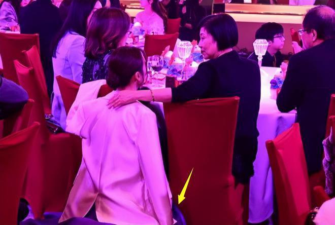 TVB颁奖礼后台：高海宁下跪，黄宗泽豪饮，陈豪热吻