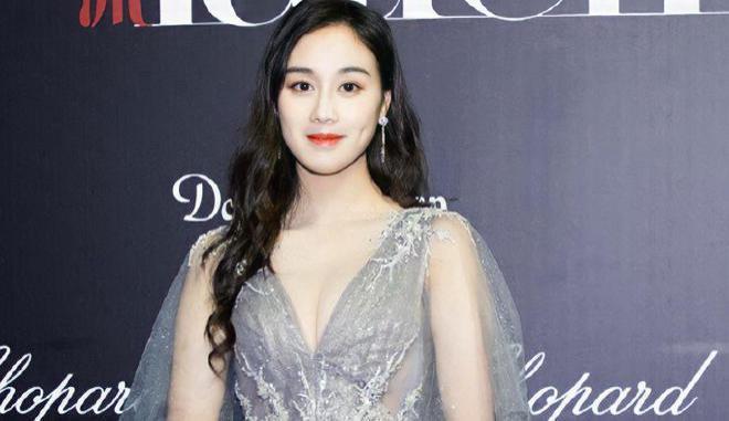 何超欣参加活动穿礼服秀身材,比例夸张背景变形被质疑P图
