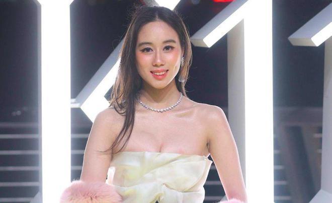 何超欣参加活动穿礼服秀身材,比例夸张背景变形被质疑P图
