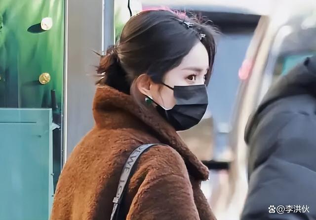 杨幂遭陌生男子摸头 盘点女明星被“咸猪手”的瞬间