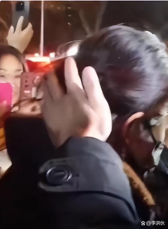 杨幂遭陌生男子摸头 盘点女明星被“咸猪手”的瞬间