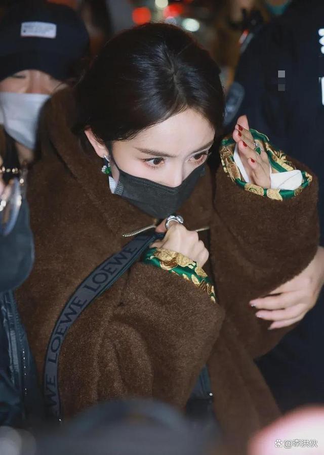 杨幂遭陌生男子摸头 盘点女明星被“咸猪手”的瞬间