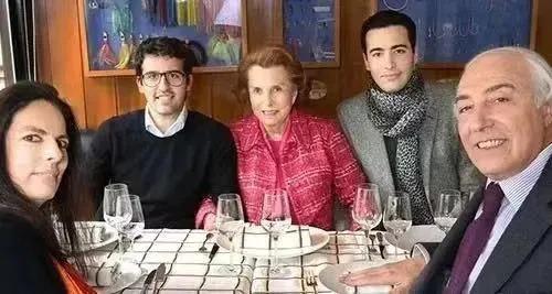 顶豪争产大战，母女反目为男人？