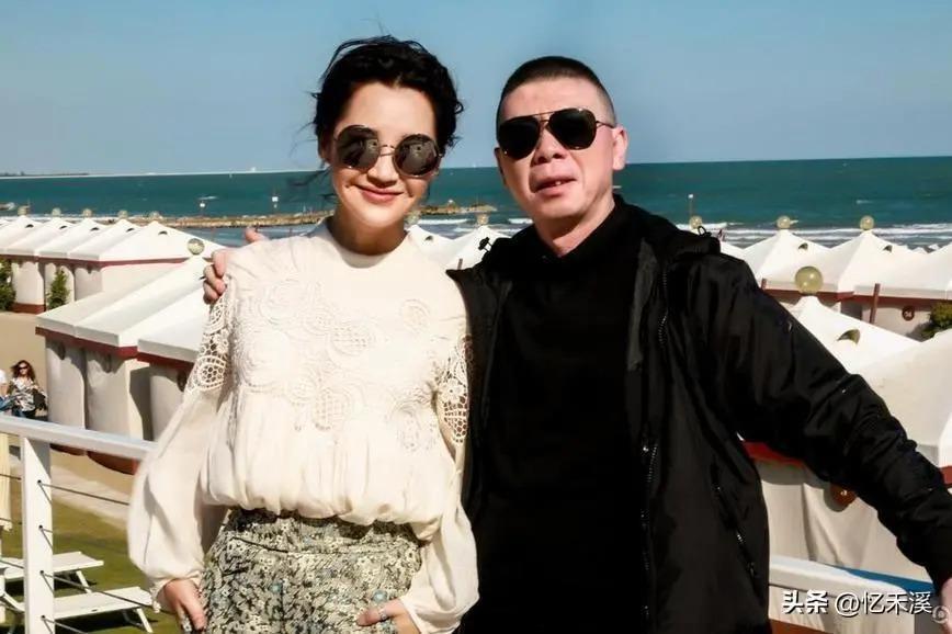 衣品不俗、年过半百还宛如少女，这3位中年女星魅力真大