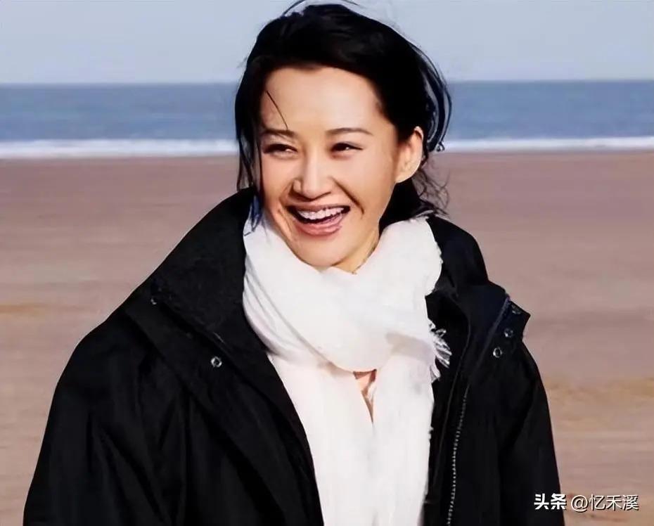 衣品不俗、年过半百还宛如少女，这3位中年女星魅力真大