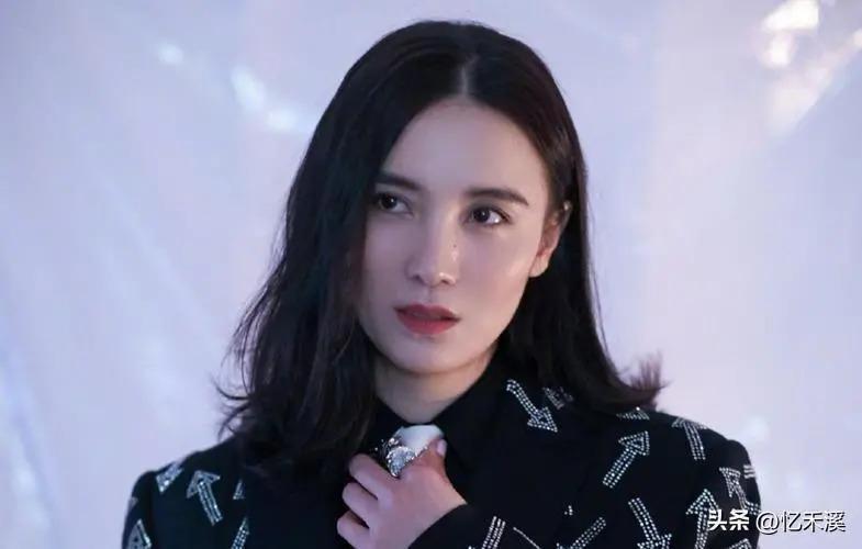 衣品不俗、年过半百还宛如少女，这3位中年女星魅力真大