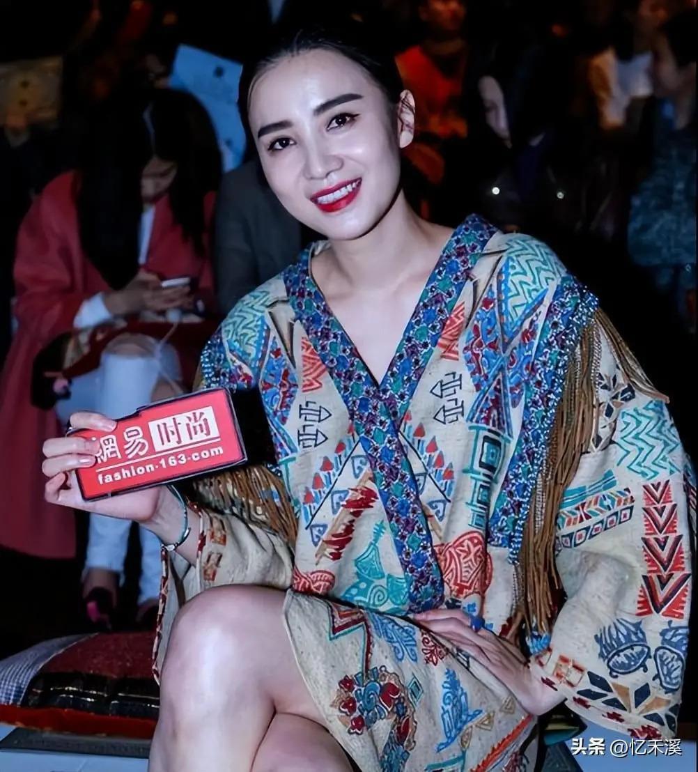 衣品不俗、年过半百还宛如少女，这3位中年女星魅力真大