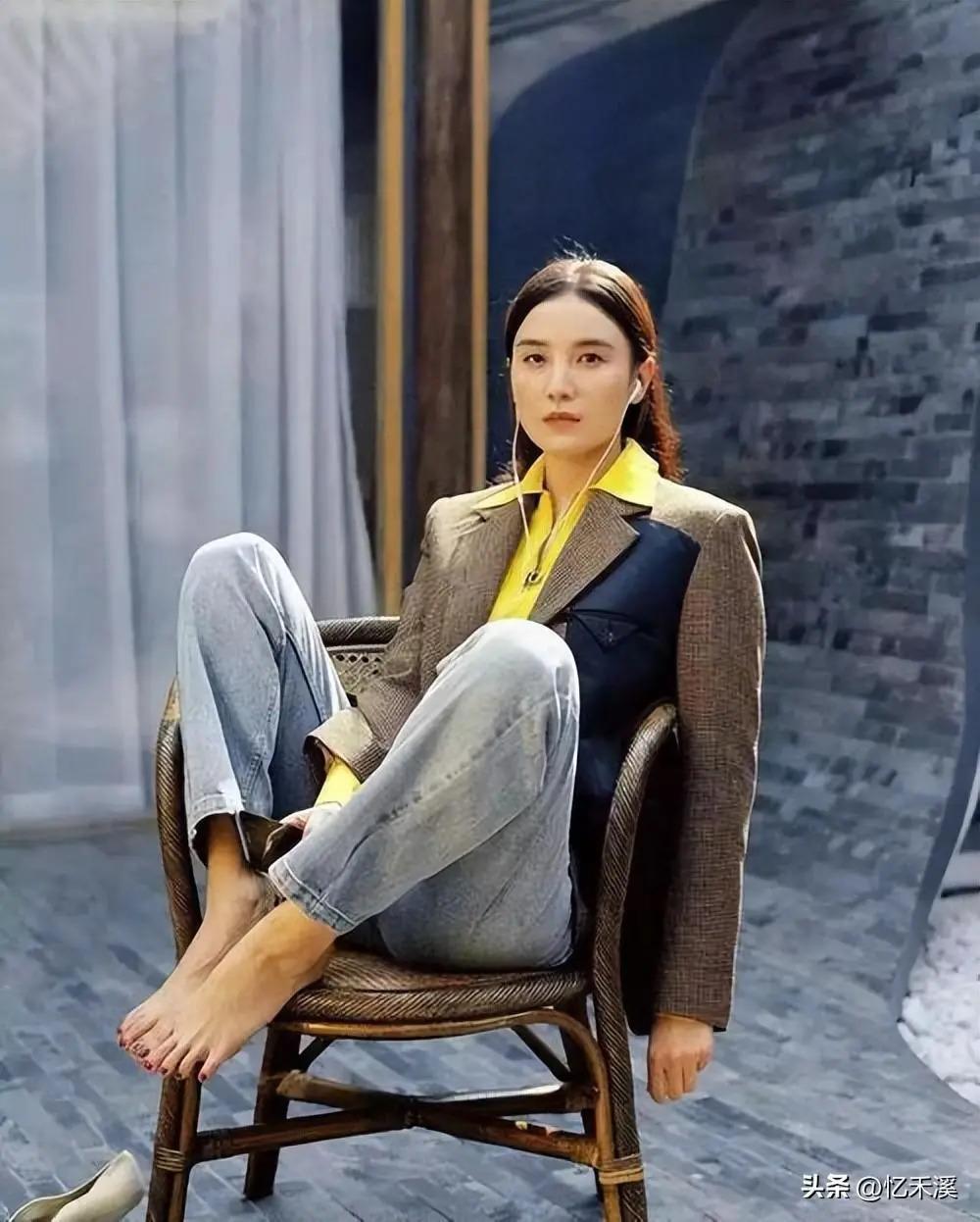 衣品不俗、年过半百还宛如少女，这3位中年女星魅力真大