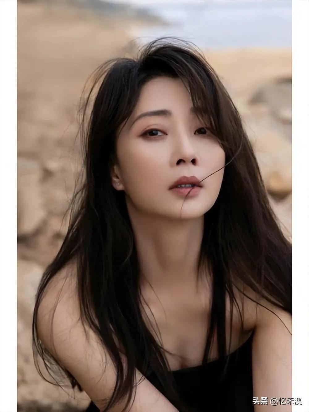 衣品不俗、年过半百还宛如少女，这3位中年女星魅力真大