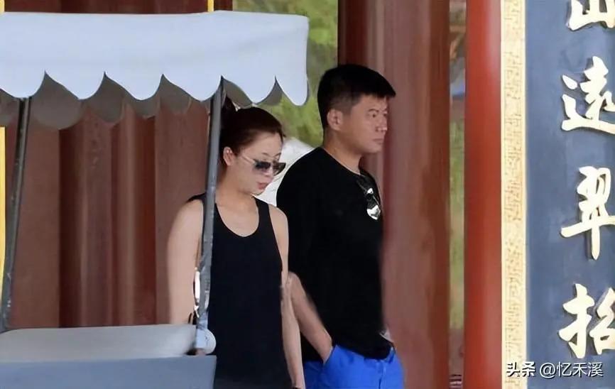 衣品不俗、年过半百还宛如少女，这3位中年女星魅力真大