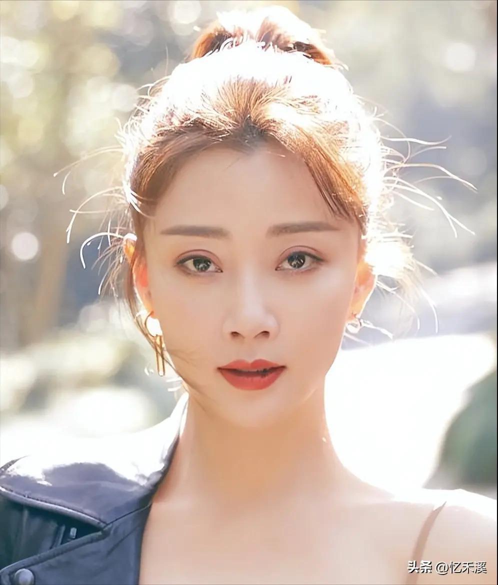 衣品不俗、年过半百还宛如少女，这3位中年女星魅力真大