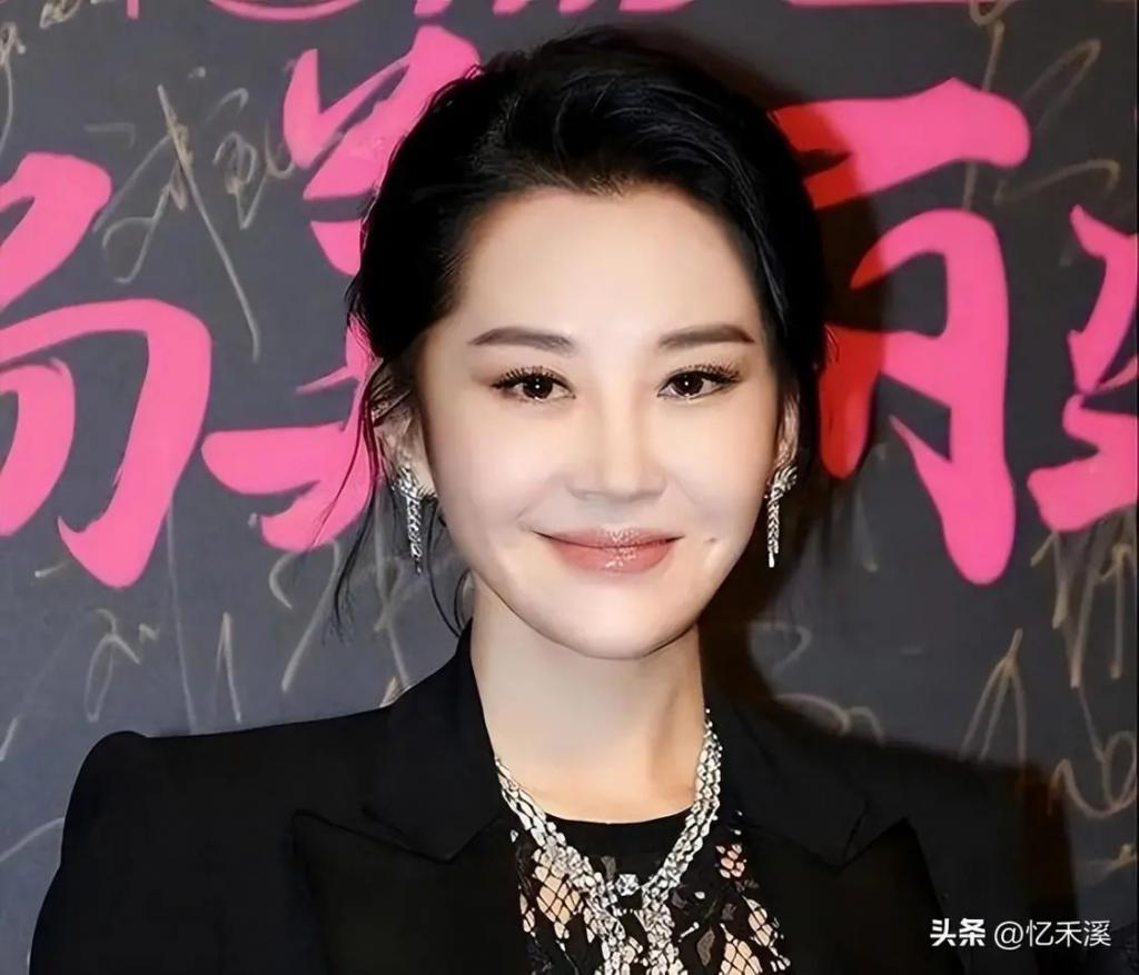 衣品不俗、年过半百还宛如少女，这3位中年女星魅力真大