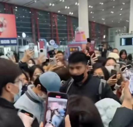 王俊凯机场怒怼代拍，人民网发声