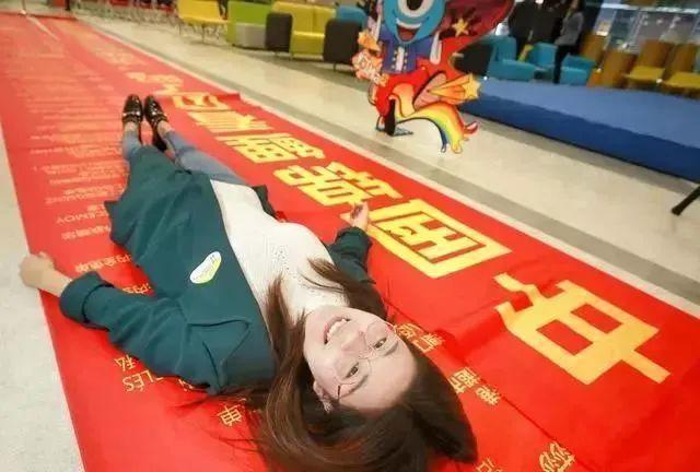 “挖呀挖“桃子老师爆火之后精神异常：浮云转瞬就散了…