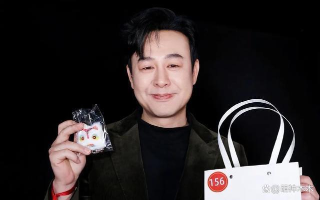 互换礼物揭开贵圈明星私下格局，胡歌送日本环保筷引争议